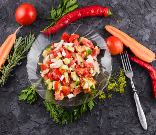 Готовим салат на год Огненной лошади: банальное «Оливье» в сторону — вкусное блюдо для каждого