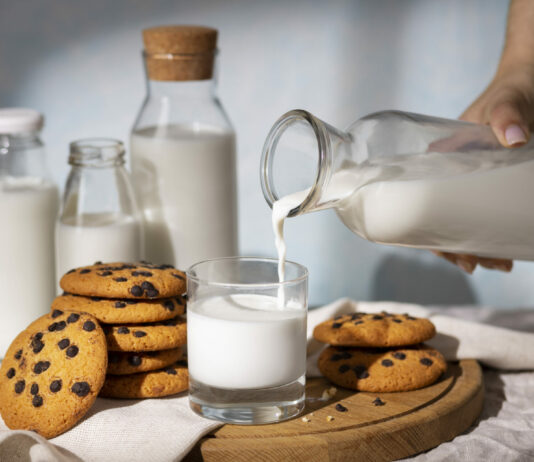 Купили молоко? Проверьте его на качество: Если пошла пена — выливайте в унитаз