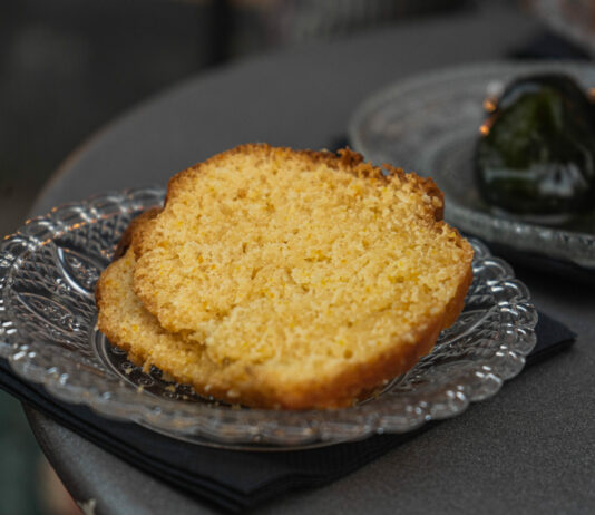 Самый нежный ароматный манник: Готовим простейший пирог с шоколадом и бананом за 30 минут