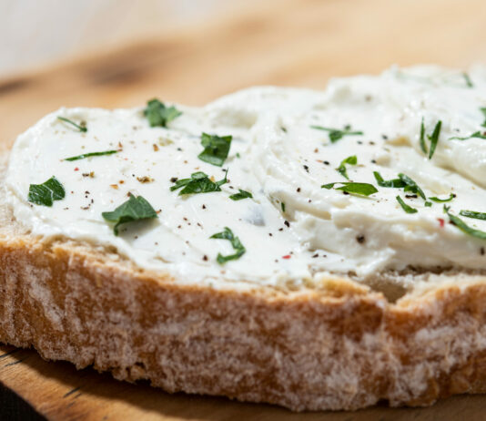 Намазка на хлеб вкуснее красной икры: Каждый Новый Год ставим на стол — улетает миска в 5 минут