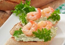 Брускетта с креветками и авокадо — закуска, которая удивит всех: легко, изысканно, празднично — идеально к новогоднему столу