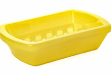 Дед-садовод держал под рукой кошачий лоток: При этом кота у него не было