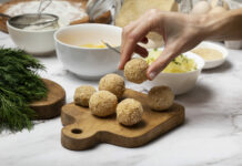 Нежное «Рафаэлло» из крабовых палочек — легкая закуска к Новому году 2026: просто, быстро, бюджетно