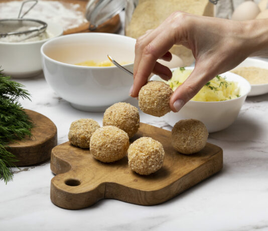 Нежное «Рафаэлло» из крабовых палочек — легкая закуска к Новому году 2026: просто, быстро, бюджетно