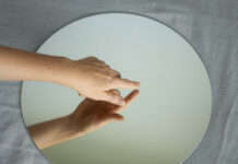 Вы всегда мыли зеркало в ванной неверно: Всего 1 горошинка на ватный диск — стекло больше не потеет