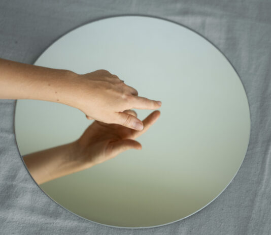 Вы всегда мыли зеркало в ванной неверно: Всего 1 горошинка на ватный диск — стекло больше не потеет