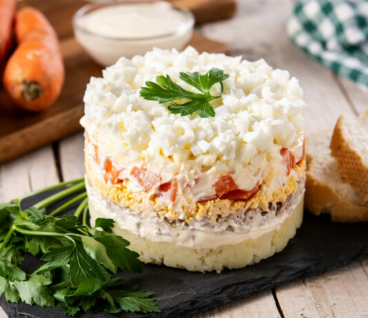 Слоёный салат «Аристократ» на Новый Год — «Шубу» и «Крабовый» больше никто не ест