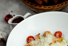 Салат, от которого придет в восторг даже свекровь: оригинальная замена надоевшему цезарю — подойдет в Новый год