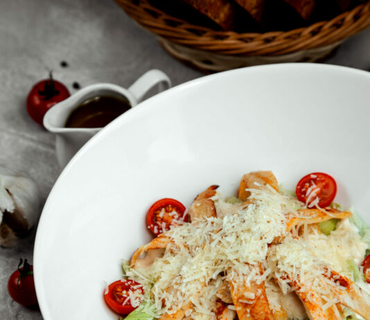 Салат, от которого придет в восторг даже свекровь: оригинальная замена надоевшему цезарю — подойдет в Новый год