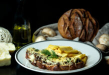 Вкуснейшее мясо на Новый Год: Ни 1 праздника без него — нежное, под сырной шубкой с секретным продуктом