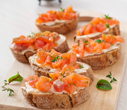 Эти брускетты с лососем, сливочным сыром и песто покорят гостей: нежные и сочные — так и тают во рту