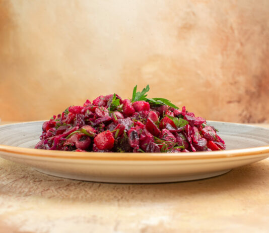 Розовый салат со свеклой на Новый Год-2026: Гости стрескают 2 тазика, а состав разгадать не смогут точно