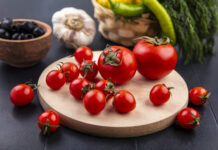 Рассада томатов это ненавидит: Умные дачники такого не допускают — и урожай гребут вёдрами