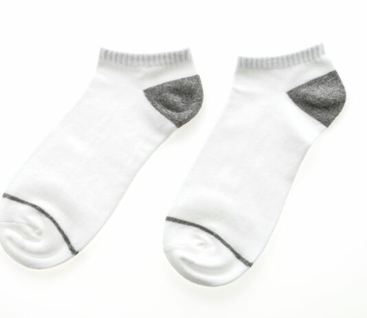 1 действие с затоптанными носками: Они снова белее первого снега — и в магазине такими не были