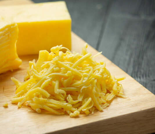 Как измельчить сыр за 5 секунд без терки: лайфхак для тех, кого бесят монотонные движения