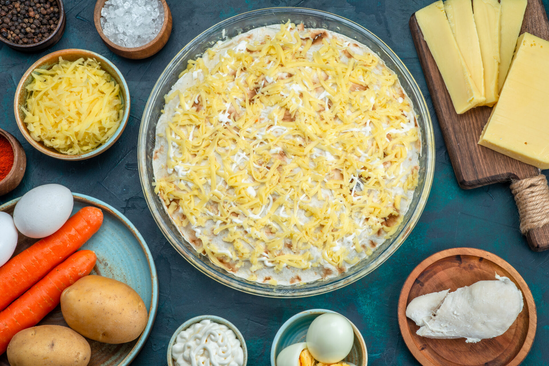 Самый простой слоёный салат на Новый Год: Готовим за 10 минут — варим только яйца