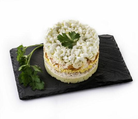 Никакая не «Шуба»: Вот какой салат готовим каждый Новый Год — со стола улетает моментом