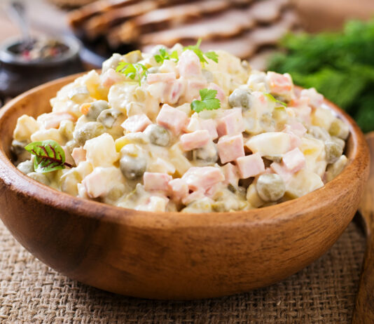 Проверяем колбасу на салат «Оливье» в Новый Год: Такую точно не кладём, вредно и невкусно