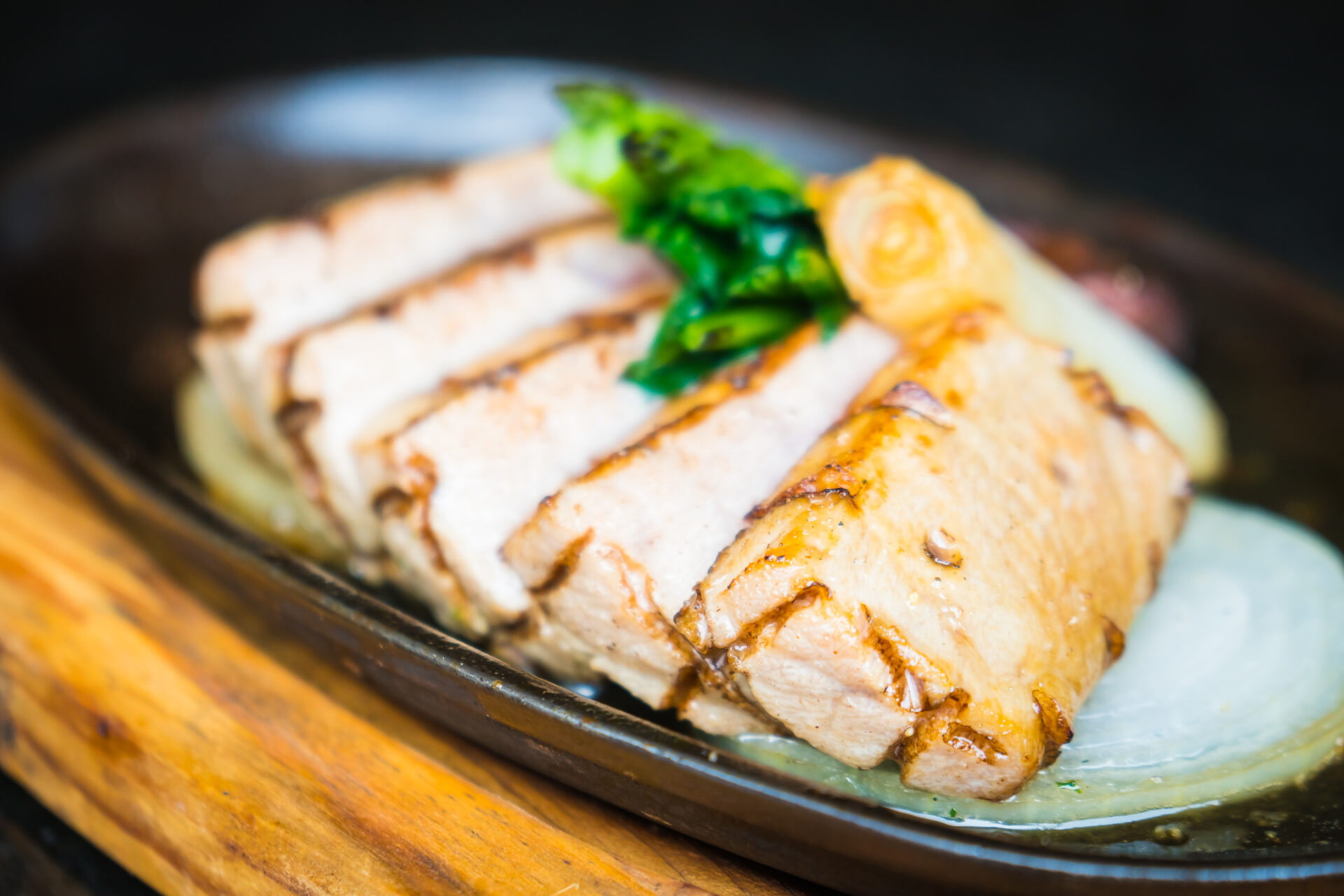 Не берите колбасу в магазине: Приготовьте её дома всего за 1 час — простой рецепт