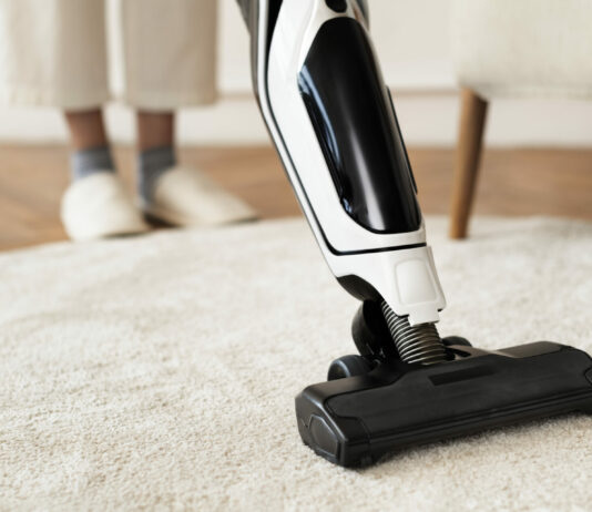 Бабушка научила надевать на пылесос старый носок: Лайфхак из деревни