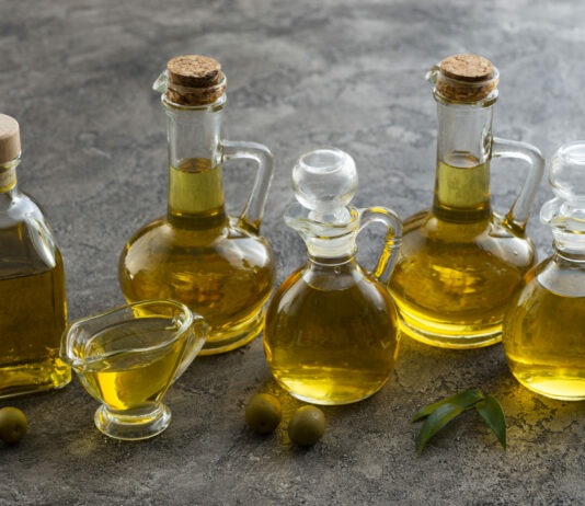 1 ложку в бутыль и взболтать: Растительное масло больше не брызгает на сковороде — рабочий лайфхак от хозяек