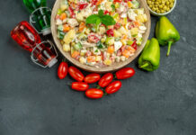 Оливье — прошлый век: современные хозяйки готовят к Новому году нежный салат с ананасами и курицей