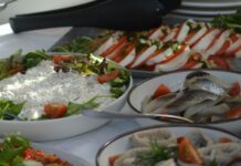 Новый салат с крабовыми палочками без риса и капусты: готовится за 7 минут, съедается за 1 – быстро, просто и вкусно