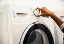 Умные хозяйки кладут в стиральную машину обычный пакет: сначала кажется странно, но результат удивляет – вот зачем это нужно
