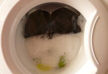 Почему нельзя мыться при работающей стиральной машине или включенном смартфоне: эксперты дали четкий ответ