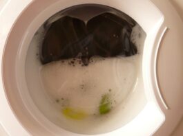Почему нельзя мыться при работающей стиральной машине или включенном смартфоне: эксперты дали четкий ответ