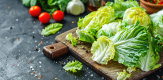 Салат с пекинской капустой и курицей станет хитом любого стола: готовится быстро, съедается первым