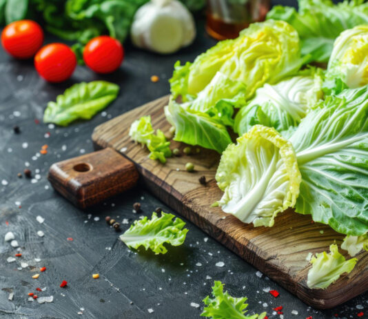 Салат с пекинской капустой и курицей станет хитом любого стола: готовится быстро, съедается первым