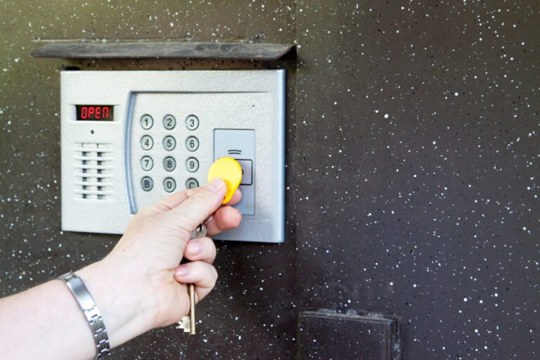 Код от домофона обошёлся в 2,4 млн рублей: пенсионера обманули в Кумертау
