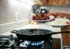 Что класть в плов первым — мясо или лук: шеф-повар рассказал, как готовит сам