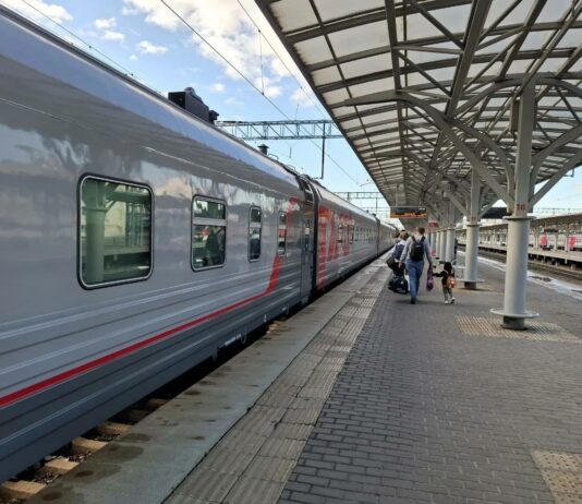 Споры за нижние полки — все: РЖД запускает плацкартные вагоны без верхних мест