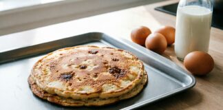 Литр молока и 4 яйца — и никакого стояния у плиты: вкуснейший блин-гигант готовится в духовке