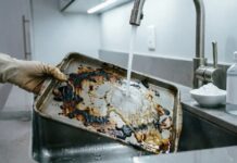 Как отмыть противень от жирного налета: помогут простые продукты с кухни