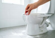 Зачем сыпать соду вокруг унитаза: хитрый трюк для идеальной чистоты