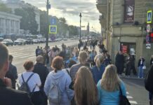 Обязан ли посетитель открывать сумку перед охранником ТЦ — ответ юриста