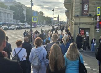 Обязан ли посетитель открывать сумку перед охранником ТЦ — ответ юриста