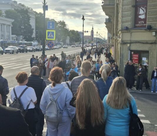 Обязан ли посетитель открывать сумку перед охранником ТЦ — ответ юриста