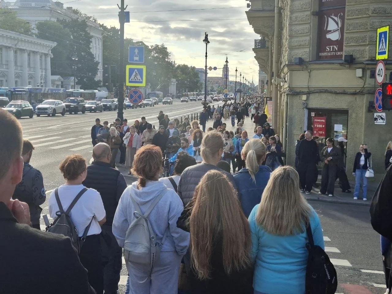 Обязан ли посетитель открывать сумку перед охранником ТЦ — ответ юриста