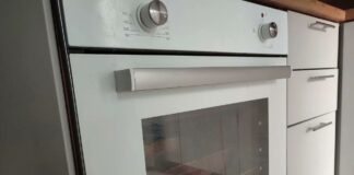 Духовку больше не драю часами: ставлю внутрь противень с содой — жир размокает сам